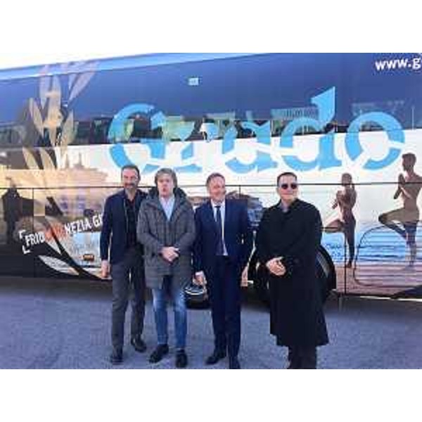 L'assessore regionale al Turismo Sergio Emidio Bini con il direttore di PromoTurismoFvg Lucio Gomiero, il sindaco di Grado Dario Raugna e il direttore dell'azienda slovena Nomago, vettore ufficiale dei bianconeri, Sandi Bratasevec. (Foto ARC Pozzetto)