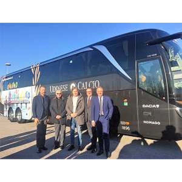 L'assessore regionale al Turismo Sergio Emidio Bini con il direttore di PromoTurismoFvg Lucio Gomiero, il direttore generale di Udinese Calcio Franco Collavino e il direttore dell'azienda slovena Nomago, vettore ufficiale dei bianconeri, Sandi Bratasevec (Foto ARC Pozzetto)