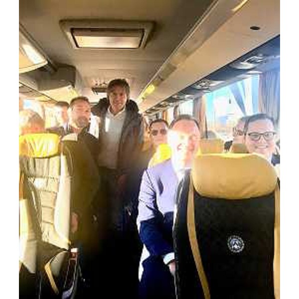 Gli interni lussuosi e tecnologicamente avanzati del nuovo pullman bianconero, con motore green (Foto ARC Pozzetto)