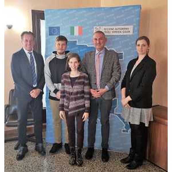 L'assessore regionale alla Difesa dell'Ambiente Fabio Scoccimarro con i rappresentanti dei Friday for Future nella sede della Regione di Pordenone (Foto Regione FVG)