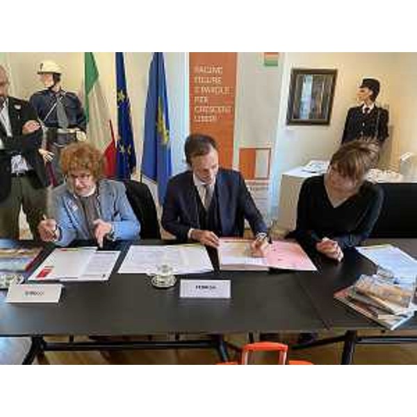 La firma del protocollo. (Foto Regione FVG)