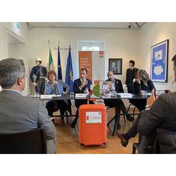 Il governatore del Friuli Venezia Giulia Massimiliano Fedriga con gli assessori Tiziana Gibelli e Alessia Rosolen alla sottoscrizione del protocollo 'Bill. La Biblioteca della Legalità' siglato a Pordenone. (Foto Regione FVG)