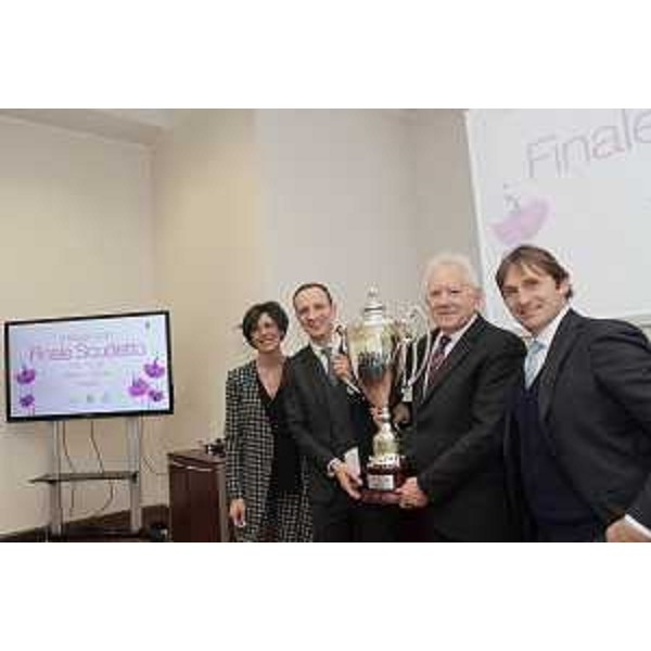 Il governatore Fedriga con la coppa in palio nella finale scudetto. A sinistra Consuelo Mangifesta, responsabile Relazioni esterne, eventi e comunicazione della Lega Pallavolo Serie A Femminile. A destra l'assessore allo Sport del Comune di Trieste Giorgio Rossi e il direttore generale di Master Group Sport Antonio Santa Maria. (Foto ARC Montenero)