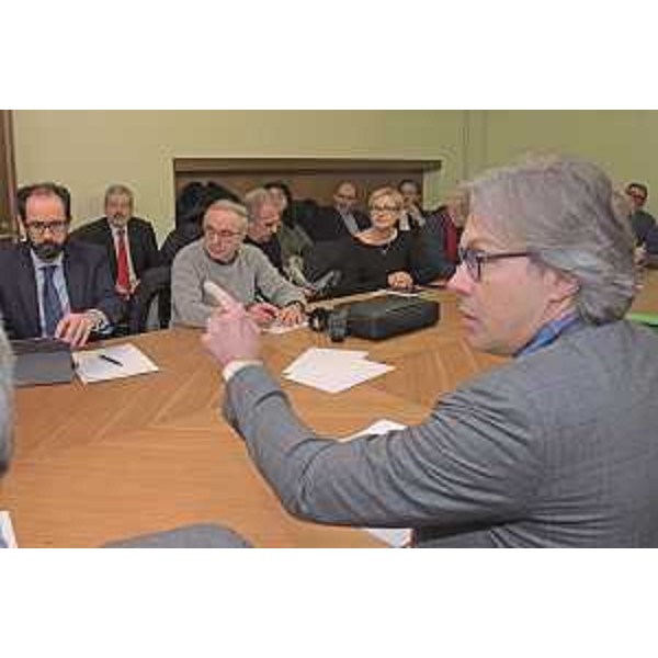 L'assessore regionale alle Attività produttive Sergio Emidio Bini al tavolo Safilo nella sede della Regione di Trieste in via Trento (Foto ARC Montenero)