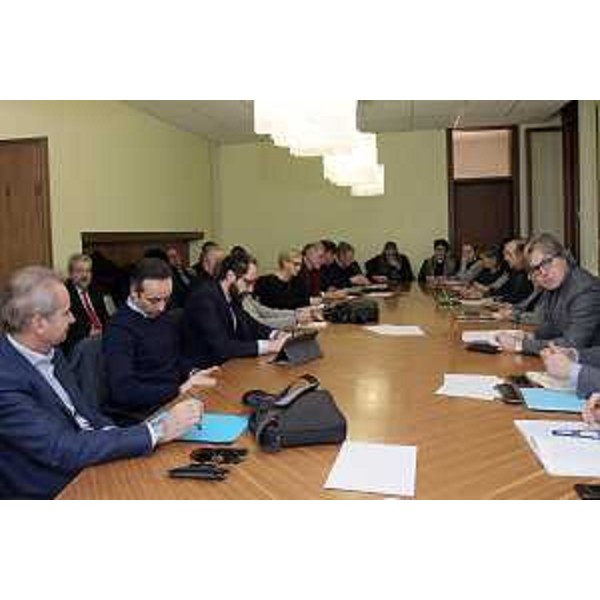 L'assessore regionale alle Attività produttive Sergio Emidio Bini al tavolo Safilo nella sede della Regione di Trieste in via Trento (Foto ARC Montenero)