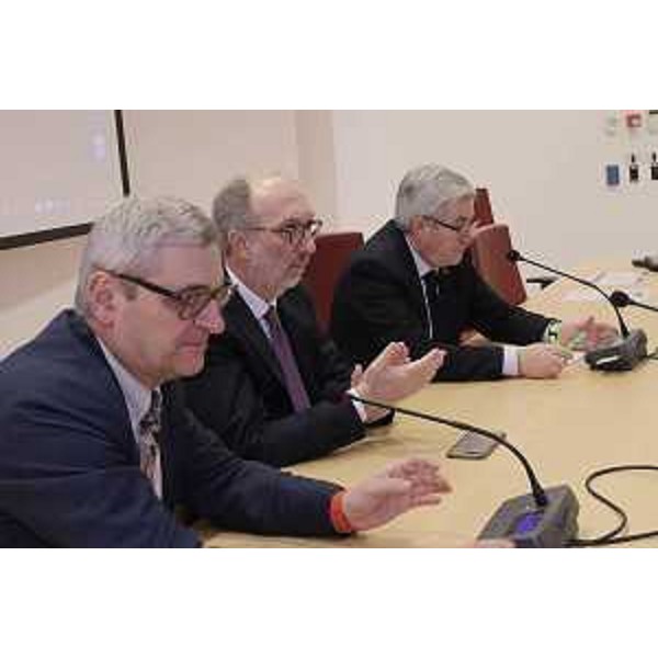 Il vicegovernatore Riccardo Riccardi tra il nuovo direttore generale dell'Azienda sanitaria Friuli centrale, Braganti, e il sindaco di Udine, Fontanini. (Foto ARC Montenero)