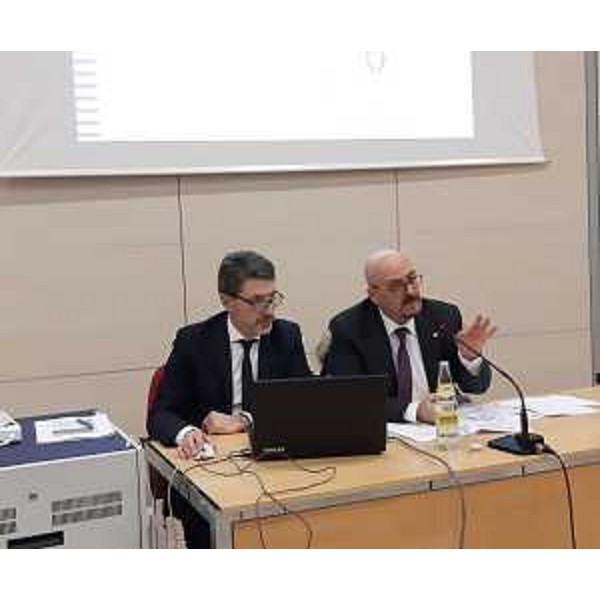 L'assessore regionale Sebastiano Callari mentre interviene all'incontro con i Comuni dell'Isontino. Al suo fianco il direttore del Servizio centrale unica di committenza, Luciano Zanelli. (foto Regione FVG)
