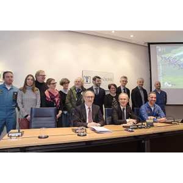 Il vicegovernatore della Regione, Riccardo Riccardi, con Giuseppe Morandini, presidente della Fondazione Friuli, Gaetano Farina, comandante della Pattuglia acrobatica nazionale, e i referenti degli istituti scolastici che ospiteranno il progetto educativo "A scuola con le Frecce Tricolori" - Udine, 15 gennaio 2020. (Foto ARC Montenero)