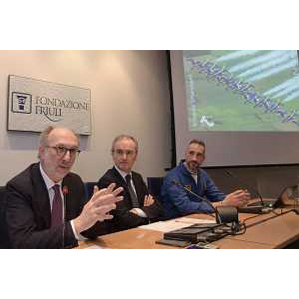 Il vicegovernatore della Regione, Riccardo Riccardi, con Giuseppe Morandini, presidente della Fondazione Friuli, e Gaetano Farina, comandante della Pattuglia acrobatica nazionale, durante la presentazione del progetto educativo "A scuola con le Frecce Tricolori" - Udine, 15 gennaio 2020. (Foto ARC Montenero)