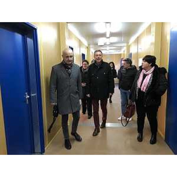 L'assessore regionale a Infrastrutture e Territorio, Graziano Pizzimenti, durante il sopralluogo al polo scolastico provvisorio della scuola primaria e secondaria a Villa Santina. (Foto ARC Pironio).