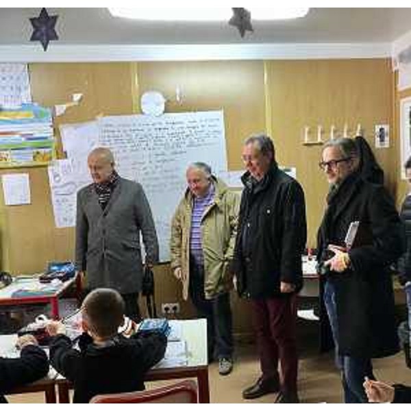 L'assessore regionale a Infrastrutture e Territorio, Graziano Pizzimenti, in una classe del polo scolastico provvisorio della scuola primaria e secondaria a Villa Santina. (Foto ARC Pironio