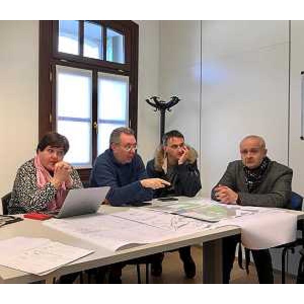L'assessore a Infrastrutture e Territorio del Fvg, Graziano Pizzimenti, all'incontro in municipio, a Villa Santina, con il sindaco Domenico Giatti e i tecnici. (Foto ARC Pironio)