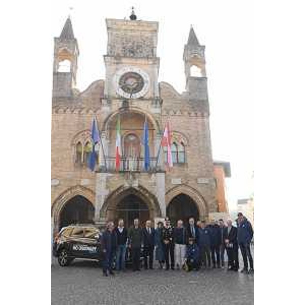 Presente il Governatore della Regione FVG, Massimiliano Fedriga, foto di gruppo davanti al Municipio di Pordenone dov’è stata presentata la tappa di Coppa del mondo di snowboard in programma sulle piste di Piancavallo. (Foto Regione FVG)