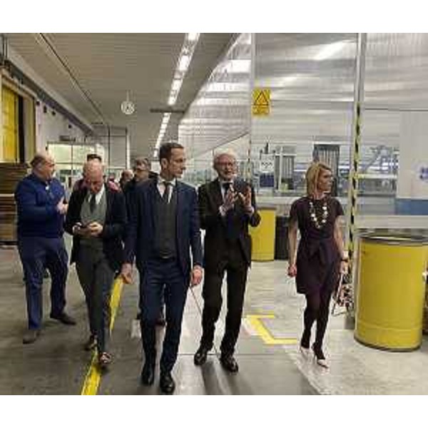 Il governatore del Friuli Venezia Giulia Massimiliano Fedriga durante la visita allo stabilimento della Tirso assieme al presidente di Friulia, Federica Seganti, e all’amministratore delegato di Fil Man Made Group, Andrea Parodi. (Foto ARC Assandri)