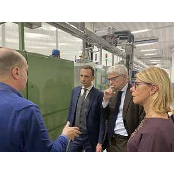 Il governatore del Friuli Venezia Giulia Massimiliano Fedriga durante la visita allo stabilimento della Tirso assieme al presidente di Friulia, Federica Seganti, e all’amministratore delegato di Fil Man Made Group, Andrea Parodi. (Foto ARC Assandri)