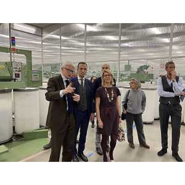 Il governatore del Friuli Venezia Giulia Massimiliano Fedriga durante la visita allo stabilimento della Tirso assieme al presidente di Friulia, Federica Seganti, e all’amministratore delegato di Fil Man Made Group, Andrea Parodi. (Foto ARC Assandri)