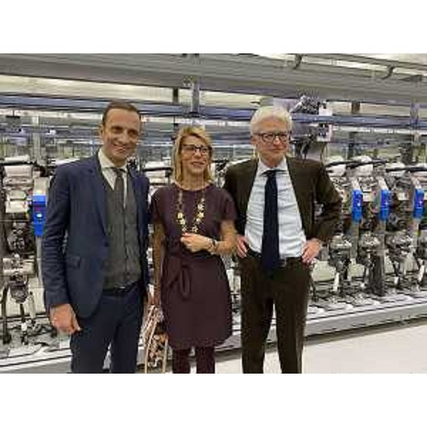 Il governatore del Friuli Venezia Giulia Massimiliano Fedriga durante la visita allo stabilimento della Tirso assieme al presidente di Friulia, Federica Seganti, e all’amministratore delegato di Fil Man Made Group, Andrea Parodi. (Foto ARC Assandri)