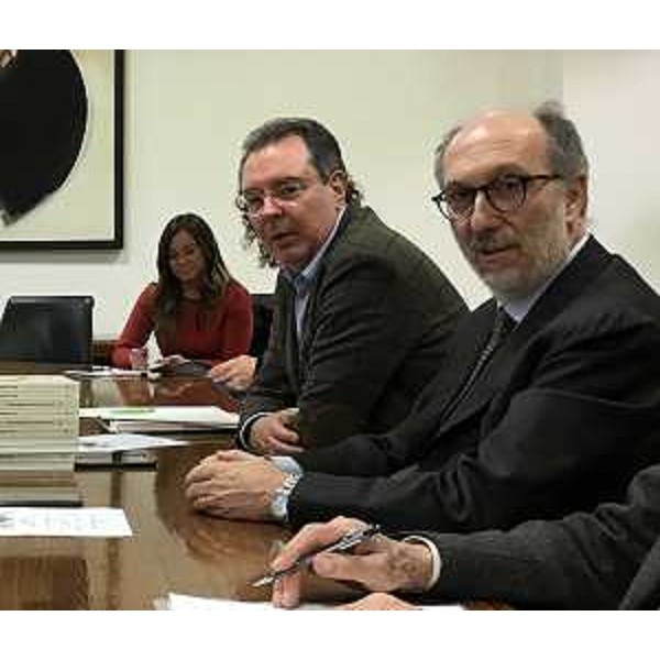 L'assessore regionale a Infrastrutture e Territorio, Graziano Pizzimenti, con il vicegovernatore con delega alla Protezione civile del Fvg, Riccardo Riccardi, al Comitato per l'istituzione dell'archivio storico del terremoto. (Foto ARC Pironio)