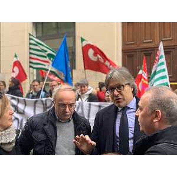 Lavoratori della Safilo davanti alla sede del ministero dello Sviluppo economico a Roma. (Foto Regione FVG)