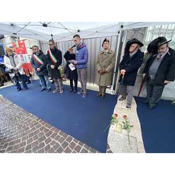 Le autorità presenti alla deposizione delle pietre d'inciampo a Pordenone. (Foto ARC Liberti)