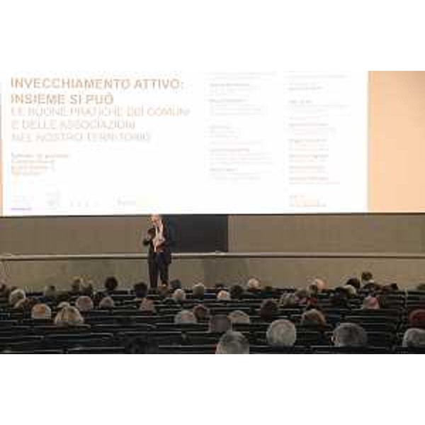 Il vicegovernatore e assessore regionale alla Salute, Riccardo Riccardi, interviene all'evento su ‘Invecchiamento attivo’. (Foto ARC Montenero)