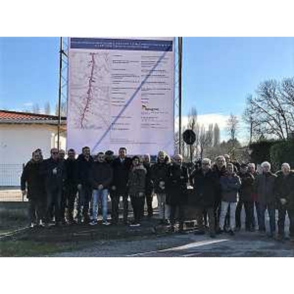 Foto di gruppo alla consegna dei lavori della pista ciclopedonale di Cavolano. (Foto ARC Pironio)