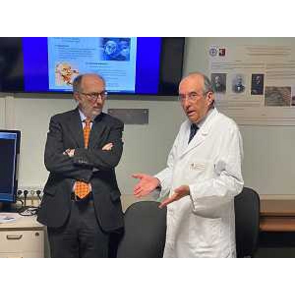 Il vicegovernatore della Regione FVG, Riccardo Riccardi, con il professor Carlo Trombetta, direttore della Clinica urologica dell'ospedale di Cattinara. (Foto Regione FVG)