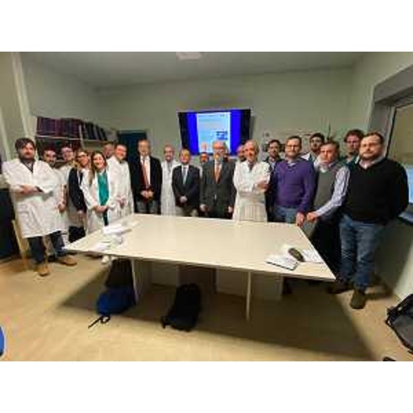 Il vicegovernatore della Regione FVG, Riccardo Riccardi, con i partecipanti del master in chirurgia andrologica. (Foto Regione FVG)