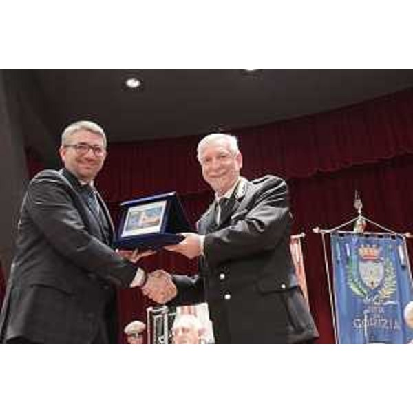 L'assessore regionale alla Sicurezza, Pierpaolo Roberti, con gli agenti ai quali è stata riconosciuta un'onorificenza durante la celebrazione dell'undicesima Festa della Polizia locale, celebrata per la prima volta a Udine in occasione della ricorrenza di San Sebastiano, santo patrono del Corpo. (Foto ARC Montenero)