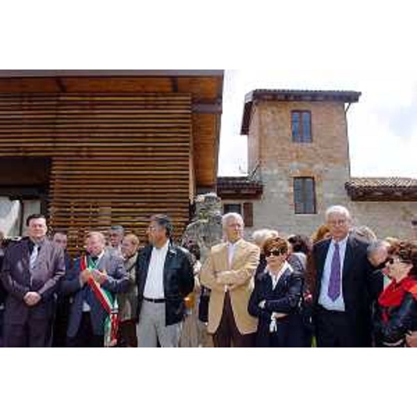 Roberto Antonaz (Assessore Regionale all'istruzione, cultura, sport e pace) e Bruno Malattia (Consigliere Regionale) alla mostra Vittorio Basaglia (Borgo Ampiano, 15/05/05)