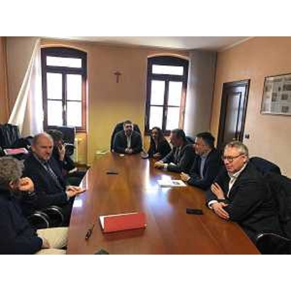 Un momento della riunione a cui hanno partecipato l'assessore regionale Infrastrutture e Territorio Graziano Pizzimenti (terzo da destra nella foto) e l'assessore alle Infrastrutture del Veneto Elisa De Berti. (Foto ARC Morandini)