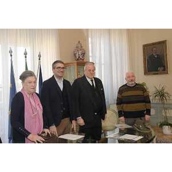 L'assessore regionale alle Autonomie locali e sicurezza, Pierpaolo Roberti, durante la presentazione della Giornata nazionale della memoria e del sacrificio alpino assieme al sindaco di Gorizia, Rodolfo Ziberna, al presidente della locale sezione dell'Associazione nazionale alpini (Ana), Paolo Verdoliva, e a Maja Monzani, moglie del generale della brigata Julia Antonio Monzani. (Foto ARC Montenero) 