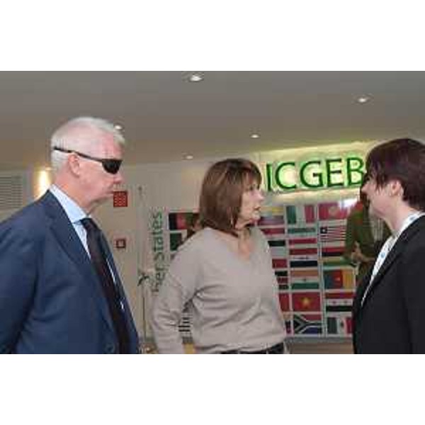 L’assessore regionale all’Università, Alessia Rosolen, durante la visita all’ Icgeb (Foto ARC Montenero)