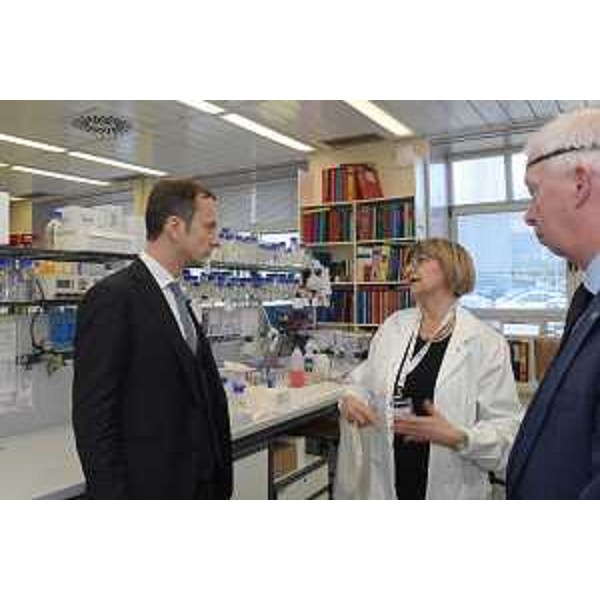 Il governatore della Regione FVG, Massimiliano Fedriga, durante la visita all'Icgeb (Foto ARC Montenero)