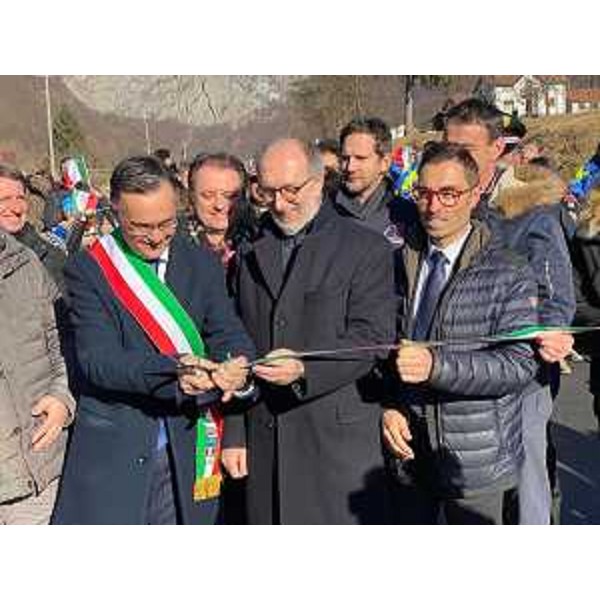 Il vicegovernatore, Riccardo Riccardi, al taglio del nastro simbolico della riapertura del tratto originario della ss 52 bis 'Carnica', dopo la devastazione della tempesta 'Vaia', a Cleulis di Paluzza (Foto ARC Morandini)