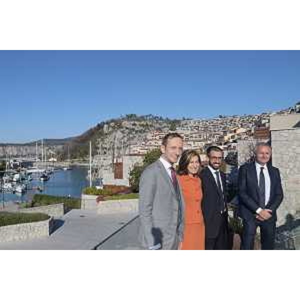 Il governatore Fedriga a Portopiccolo con il sindaco di Duino Aurisina Daniela Pallotta, il managing director di Hig Realty Partners Europe Gabriele Magotti e il managing director di Investire Sgr Domenico Bilotta. (Foto ARC Montenero)