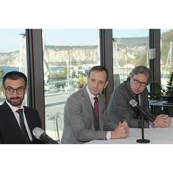 Un momento della conferenza stampa a Portopiccolo. Da sinistra Gabriele Magotti di Hig, il governatore Massimiliano Fedriga e l'assessore regionale alle Attività produttive e turismo Sergio Emidio Bini. (Foto ARC Montenero)