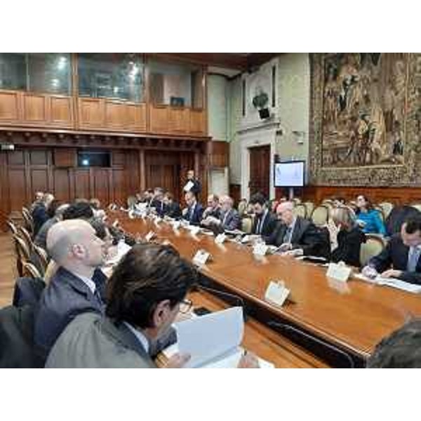 L'assessore regionale ai Sistemi informativi, Sebastiano Callari (terzo da destra nella foto), alla riunione del Comitato per l'attuazione della Banda ultra larga. (Foto Regione FVG)