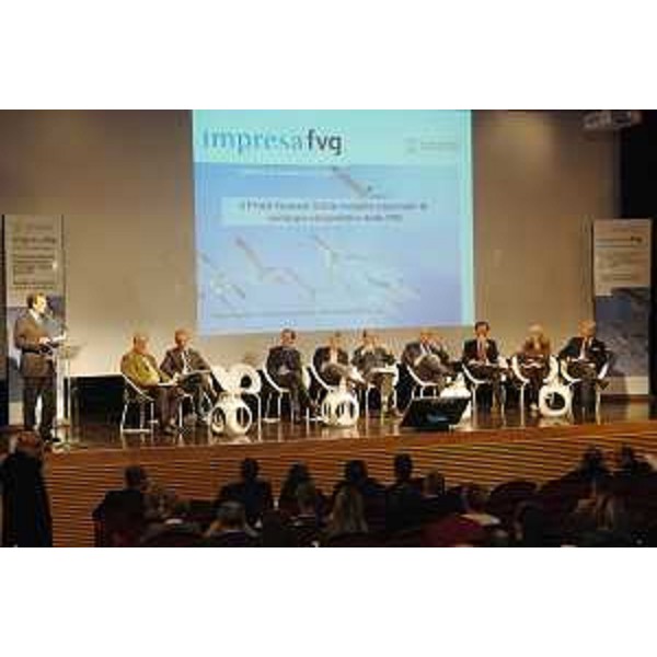 Riccardo Illy (Presidente Regione Friuli Venezia Giulia) ed Enrico Bertossi (Assessore regionale Attività produttive) al convegno "Il Friuli Venezia Giulia modello nazionale di sviluppo competitivo delle PMI" al Teatro Pasolini di Casarsa della Delizia. (Casarsa della Delizia 26/11/07)