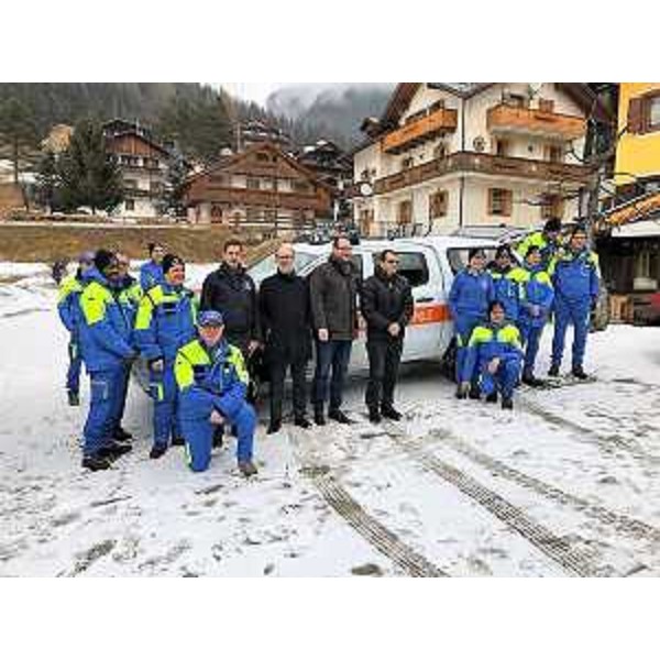 Il vicegovernatore del FVG con delega alla Protezione civile, Riccardo Riccardi, a Sappada per la consegna del pick up al gruppo comunale di Pc. (Foto Regione FVG)