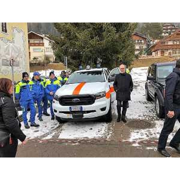 Il vicegovernatore del FVG con delega alla Protezione civile, Riccardo Riccardi, a Sappada per la consegna del pick up al gruppo comunale di Pc. (Foto Regione FVG)