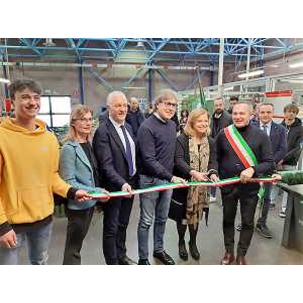 L'assessore regionale alle Attività produttive Sergio Emidio Bini all'inaugurazione della macchina a Controllo numerico all'Ipsia Ceconi di Codroipo con la dirigente dell'ISIS Maddalena Venzo, il sindaco di Codroipo Fabio Marchetti e il titolare dell'azienda Pmp-Promec di Coseano Luigino Pozzo. (Foto Regione FVG) 
