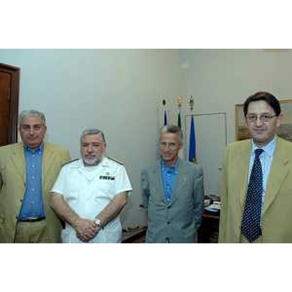 Riccardo Illy (Presidente Regione Friuli Venezia Giulia) con il contramiraglio Paolo Castellani (nuovo Commissario dell'Autorità Portuale di Trieste e Comandante della Capitaneria di Porto di Trieste), Antonio Gurrieri (Segretario Generale dell'Autorità Portuale) e Lodovico Sonego (Assessore regionale alla pianificazione territoriale, energia, mobilità e infrastrutture di trasporto)