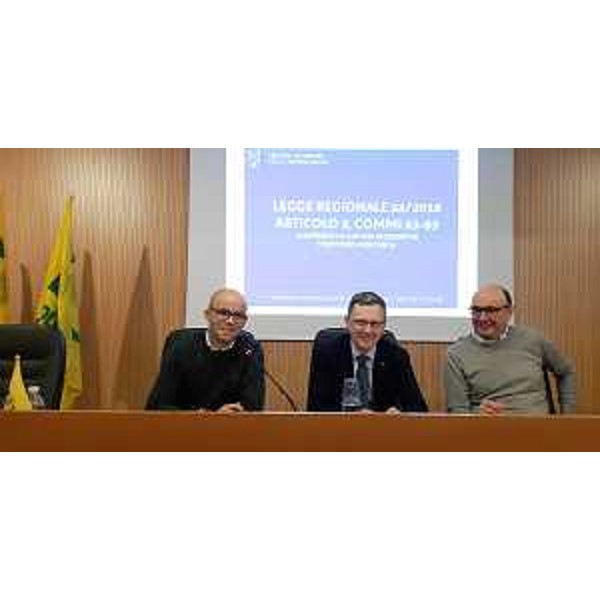 L'assessore regionale alle Risorse agroalimentari e Montagna, Stefano Zannier (al centro nella foto) all'incontro pubblico di Coldiretti rappresentata da Gino Vendrame (a sx) e Michele Pavan (a dx). (Foto Regione FVG) 