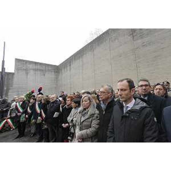  Il governatore Fedriga e l'assessore alle Autonomie locali Pierpaolo Roberti alla cerimonia ospitata dal Monumento Nazionale della Risiera di San Sabba. (Foto ARC Montenero) 