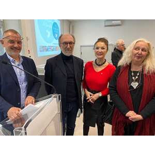 Da sinistra il direttore generale del Burlo Stefano Dorbolò, il vicegovernatore Riccardi, Lidia Strain del Lions Club Duino Aurisina e l'artista Vesna Benedetic. (Foto ARC)