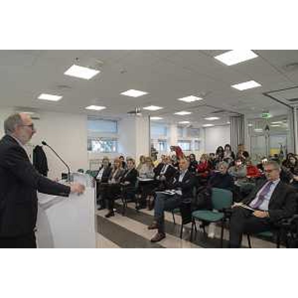 Il vicegovernatore del FVG con delega alla Salute, Riccardo Riccardi, illustra il progetto sperimentale di nuovi modelli organizzativi integrati ospedale territorio per la prevenzione e il controllo delle infezioni sessualmente. (Foto ARC Montenero)