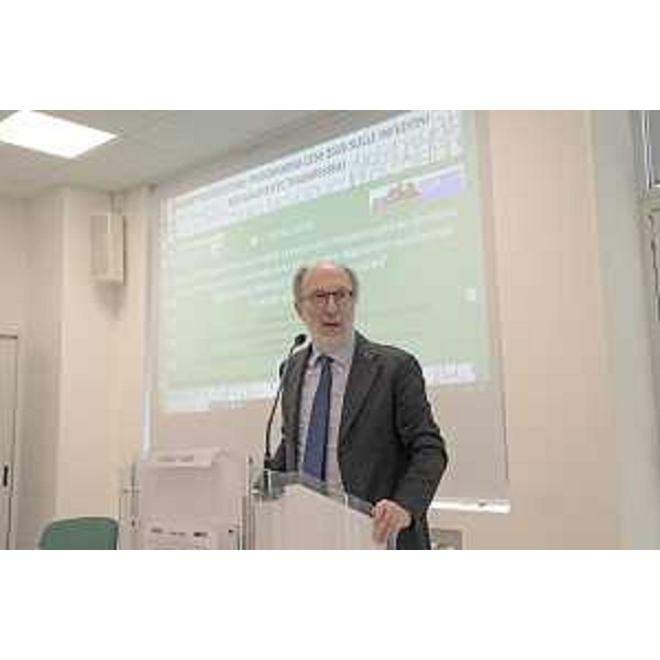 Il vicegovernatore del FVG con delega alla Salute, Riccardo Riccardi, illustra il progetto sperimentale di nuovi modelli organizzativi integrati ospedale territorio per la prevenzione e il controllo delle infezioni sessualmente. (Foto ARC Montenero)