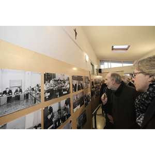 Il vicegovernatore, Riccardo Riccardi, assieme all'assessore alle Attività produttive, Sergio Emidio Bini, visita, a Palazzolo dello Stella, la mostra dedicata alla memoria del Presidente Adriano Biasutti. (Foto ARC Montenero)