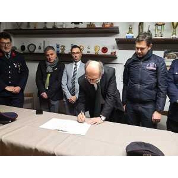Il vicegovernatore con delega alla Protezione civile del Friuli Venezia Giulia, Riccardo Riccardi, alla firma della convenzione con l'Unione dei corpi pompieri volontari del Friuli Venezia Giulia (Ucpv-Fvg), il Corpo pompieri volontari Camporosso - Freiwillige Feuerwehr Saifnitz e la Protezione civile del Friuli Venezia Giulia, a Camporosso. (Foto Regione FVG)
